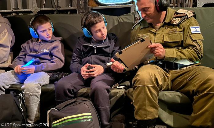 Tal (9) und Gal (11) Goldstein-Almog in einem Hubschrauber der israelischen Armee nach ihrer Befreiung aus wochenlanger Geiselhaft in Gaza.