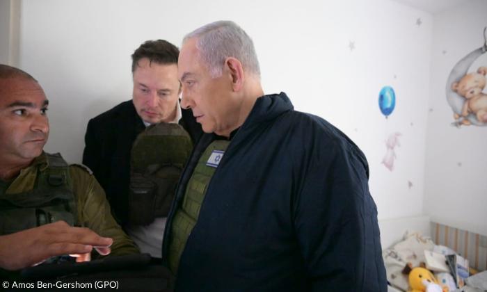 Israels Premierminister Benjamin Netanjahu und der Unternehmer Elon Musk im Kibbuz Kfar Aza (27. November 2023).