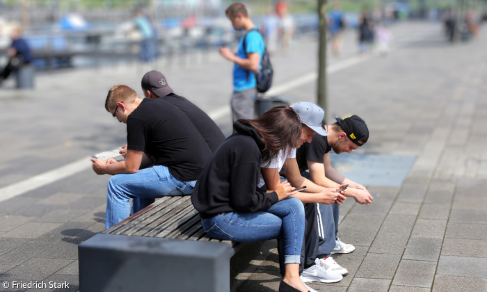 Jugendliche schauen auf ihr Handy
