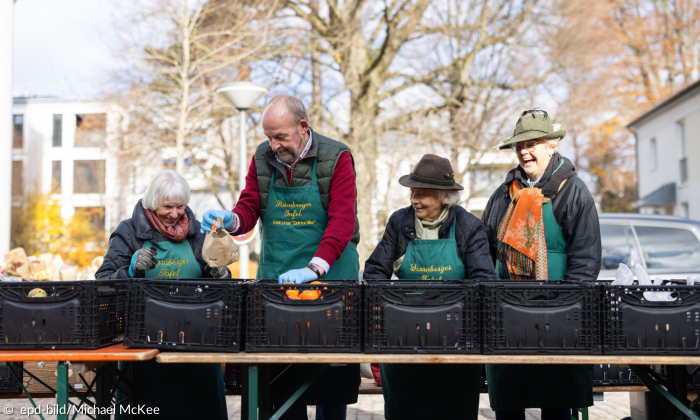 Lebensmittelausgabe bei der Tafel in Starnberg