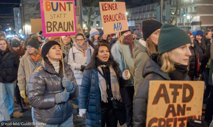Mehrere Zehntausend Menschen sind am Dienstagabend, 16.01.2024, in Köln gegen Rassismus auf die Straße gegangen.