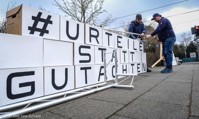 Demonstration der Giordano-Bruno-Stiftung gemeinsam mit der Betroffeneninitiative Hildesheim gegen die Verschleppungstaktik der EKD