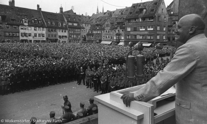 Julius Streicher am 10. August 1938 auf dem Hans-Sachs-Platz in Nürnberg