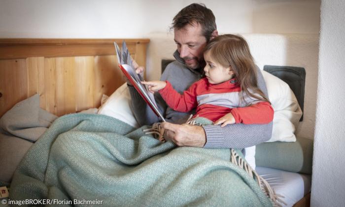 Ein Vater liest seiner Tochter vor