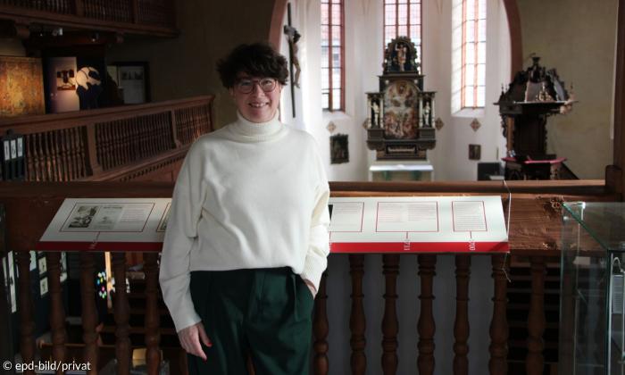 Eine Frau in einem weißen Oberteil