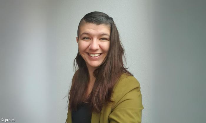 Eine Frau mit Sidecut und Nasenpiercing