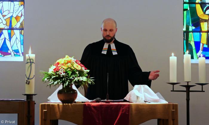 Frank Krauss bei seiner Ordination mit Regenbogen-Beffchen