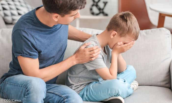 Vater tröstet seinen Sohn 