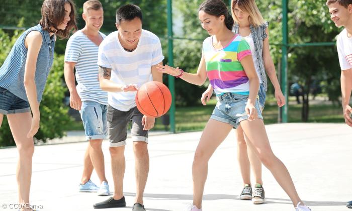 Jugendliche spielen Basketball