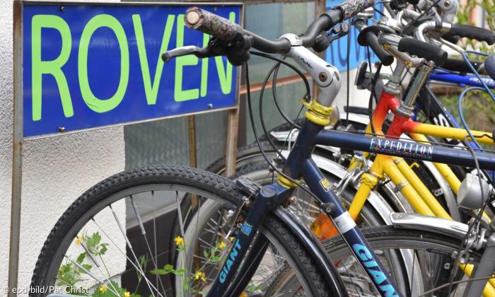 Fahrräder aufgereiht vor einem Schild betitelt mit "Roven"