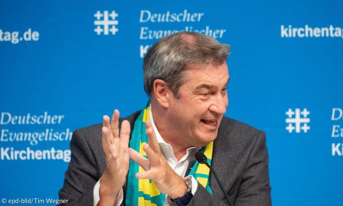 Ein Mann, er lacht