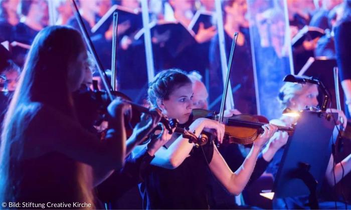 Frau spielt Geige in einem Orchester 