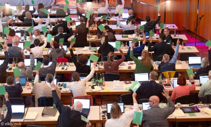Menschen halten grüne Karten hoch