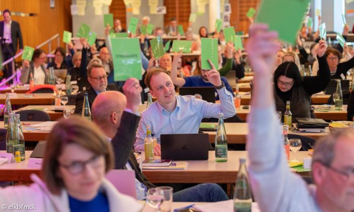 Menschen halten grüne Karten hoch