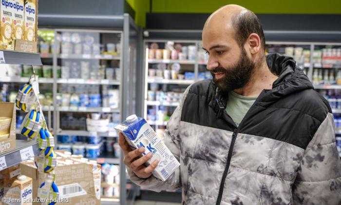 Der 29-jährige Geflüchtete aus Syrien Basel Al Refaee kauft mit einer Bezahlkarte in einem Supermarkt in Hannover ein (Foto vom 15.03.2024). 