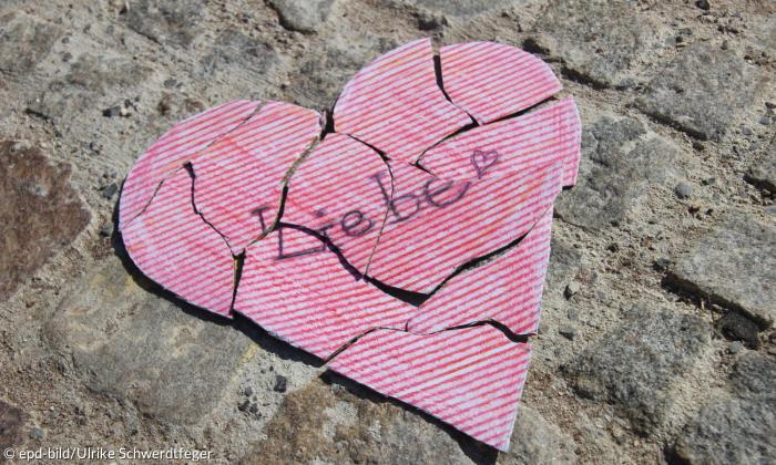 Ein zerbrochenes Herz, auf dem "Liebe" steht