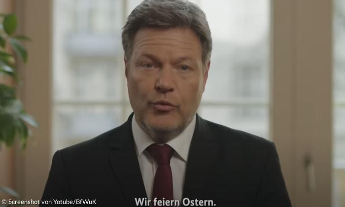Robert Habeck in einem Video, darunter der Untertitel "Wir feiern Ostern"