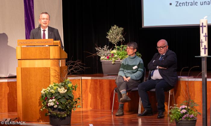 Landesbischof Christian Kopp, Karin Krapp, Missbrauchsbetroffene und Mitglied des Beteiligungsforums Sexualisierte Gewalt (BeFo) und Detlev Zander, Missbrauchsbetroffener und Sprecher des BeFo