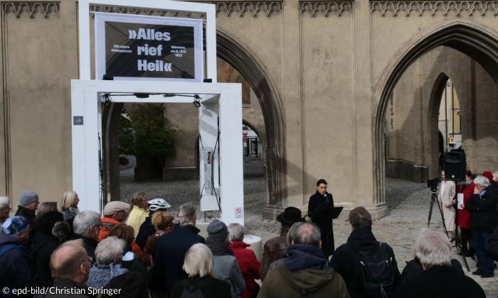 Menschen vor einer Installation mit der Aufschrift "Alles rief Heil"