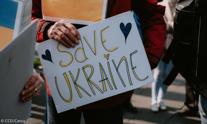 Ein Plakat mit der Aufschrift "Save Ukraine"