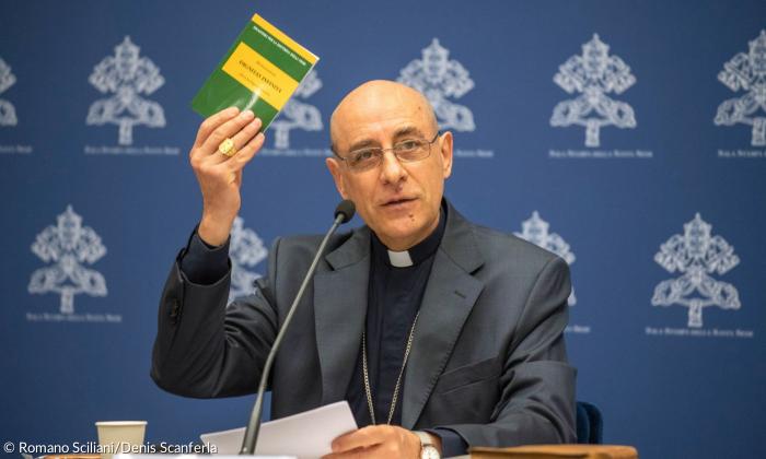 Seine Eminenz Kardinal Víctor Manuel Fernández, Präfekt des Dikasteriums für die Glaubenslehre, stellt am 8.4.24 bei einer Pressekonferenz im Vatikan die Erklärung "Dignitas infinita, über die Menschenwürde" vor. 