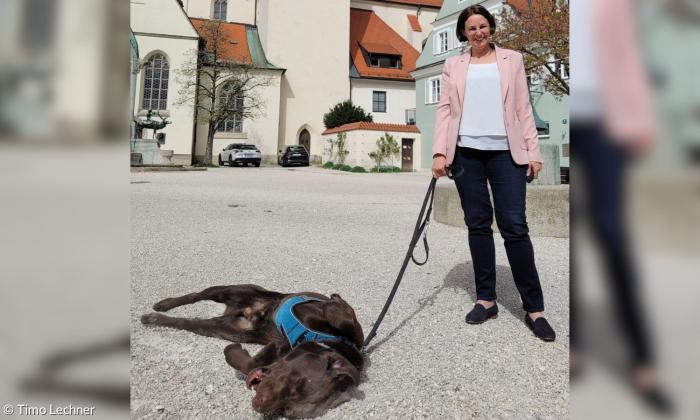 Dekanin Dorothee Löser mit Hund "Ringo" vor St. Mang in Kempten