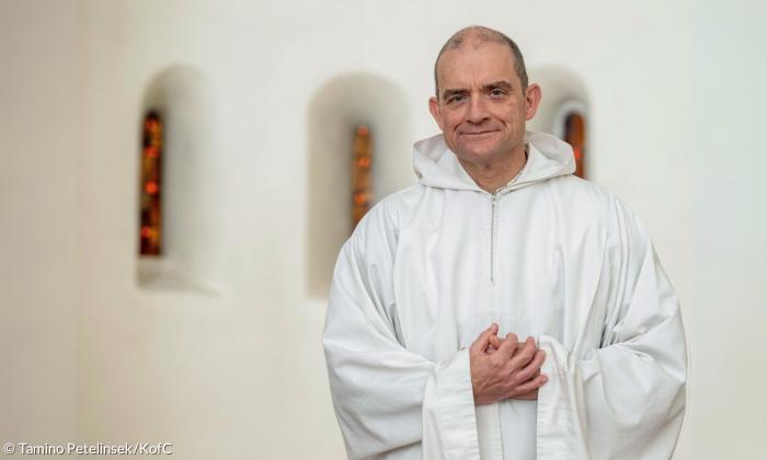 Ein Mann im weißen Gewand
