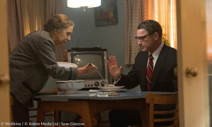 Borschtsch-Politik am Küchentisch: Golda Meir (Helen Mirren) und der von ihr bediente US-Außenminister Henry Kissinger (Liev Schreiber).