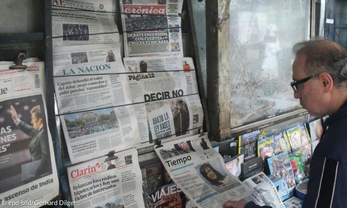 Zeitungsstand an einem Kiosk in Buenos Aires, Argentinien 