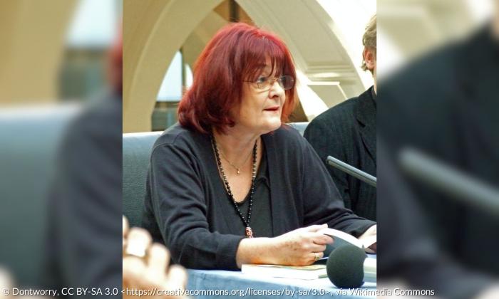 Eine Frau mit roten Haaren