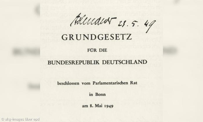 Ein Bild des Grundgesetzes mit der Unterschrift Adenauers