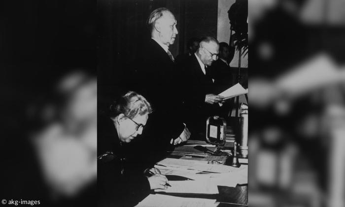 ein schwarzweiß-Bild von der Unterzeichnung des Grundgesetz