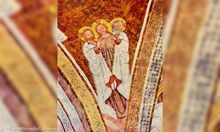 Ein Kirchengemälde zeigt Gott, Jesus und eine junge Frau, jeweils mit Heiligenschein