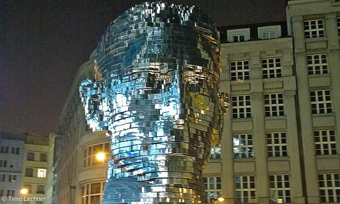 42 bewegliche Ebenen der elf Meter hohen Skulptur formen das Gesicht des Schriftstellers Franz Kafka in seiner Heimatstadt Prag. 