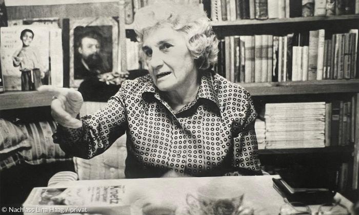 Von Büchern umgeben: Lina Haag in ihrem Wohnzimmer (etwa 1974).
