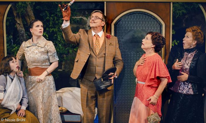 Meike Pintaske (Mary Debenham), Kirsten Schneider (Gräfin Andrenyi), Gerd Lukas Storzer (Hercule Poirot), Heike Clauss (Helen Hubbard), Helene Ruthmann (Prinzessin Dragomiroff)