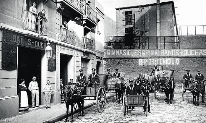 Haupteingang zum historischen Gimnàs Solé in der Carrer Pintor Fortuny 18 in Barcelona.