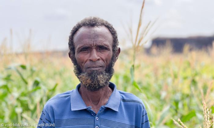 Bauer Abdu Ahmed auf einem Maisfeld in Afar im Norden Äthiopiens