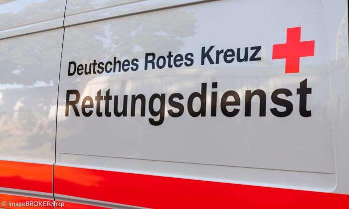 Der Schriftzug "Deutsches Rotes Kreuz, Rettungsdienst" steht auf einem Rettungswagen.