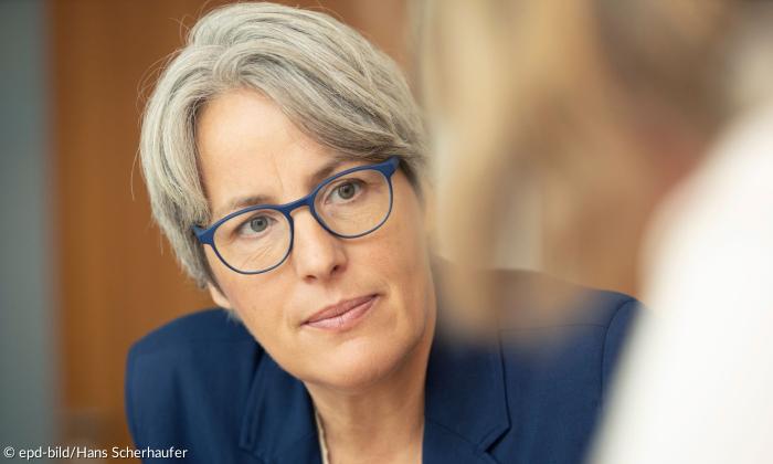 Eine Frau mit Brille