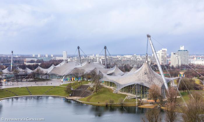 Das Dach der Olympiahalle in München, mit der zeltartigen Dachkonstruktion, davor ein See