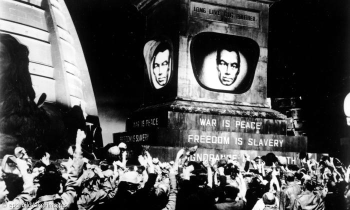 Schwarzweißbild mit Mann und Schriftzug aus dem Film George Orwells Roman "Neunzehnhundertvierundachtzig