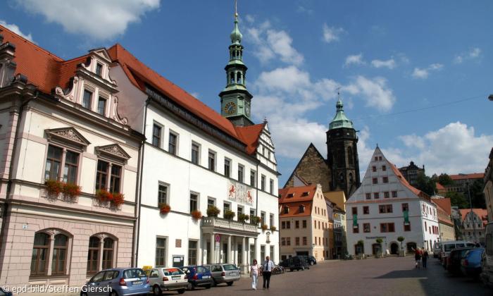 Ein Markplatz mit zwei Kirchen und alten Häusern