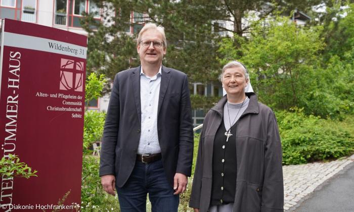 Geschäftsführer der Diakonie Hochfranken Martin Abt und Priorin der Communität Christusbruderschaft Schwester Birgit-Marie Henniger vor Walter Hümmer Haus