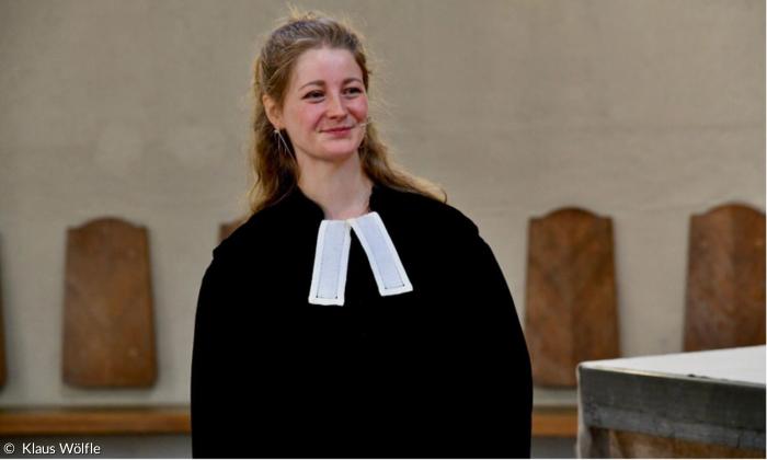 Junge Frau im Talar