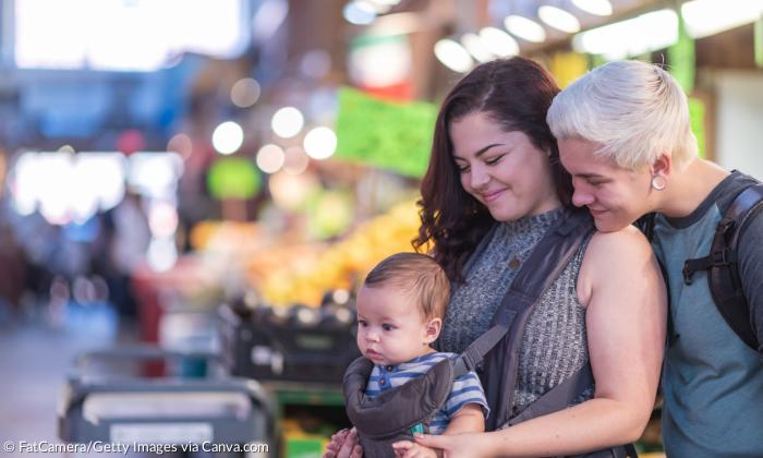 Zwei Frauen mit einem Baby