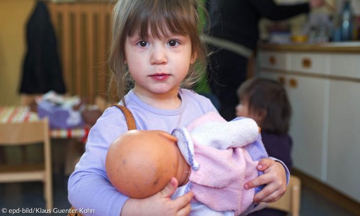 Mädchen mit Puppe