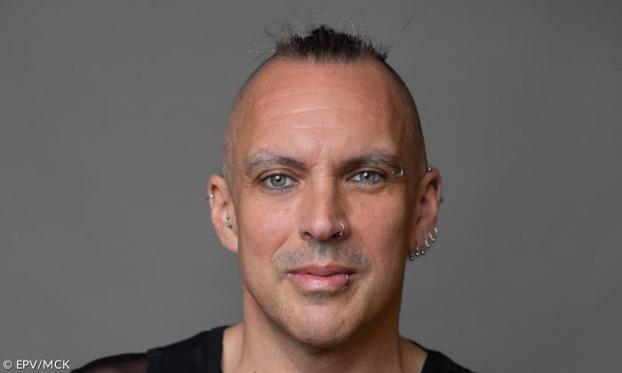 Ein Mann mit kurzen Haaren