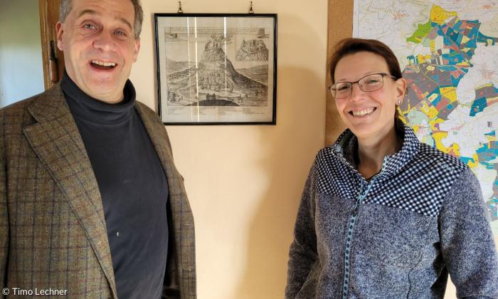 Fürst Schwarzenberg mit Oberförsterin Gaby Wagner im Büro auf Schloss Schwarzenberg vor dem zweiten Glaser-Stich mit der Ruine. 
