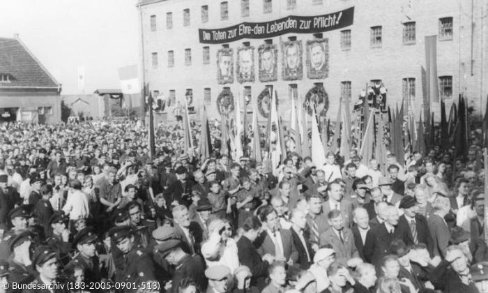 Lichtenburg: das KZ, in dem auch Lina Haag inhaftiert war. Das Foto zeigt ein Kundgebung der Vereinigung der Verfolgten des Naziregimes (VVN) in dem ehemaligen Konzentrationslager und Zuchthaus im Jahr 1949.